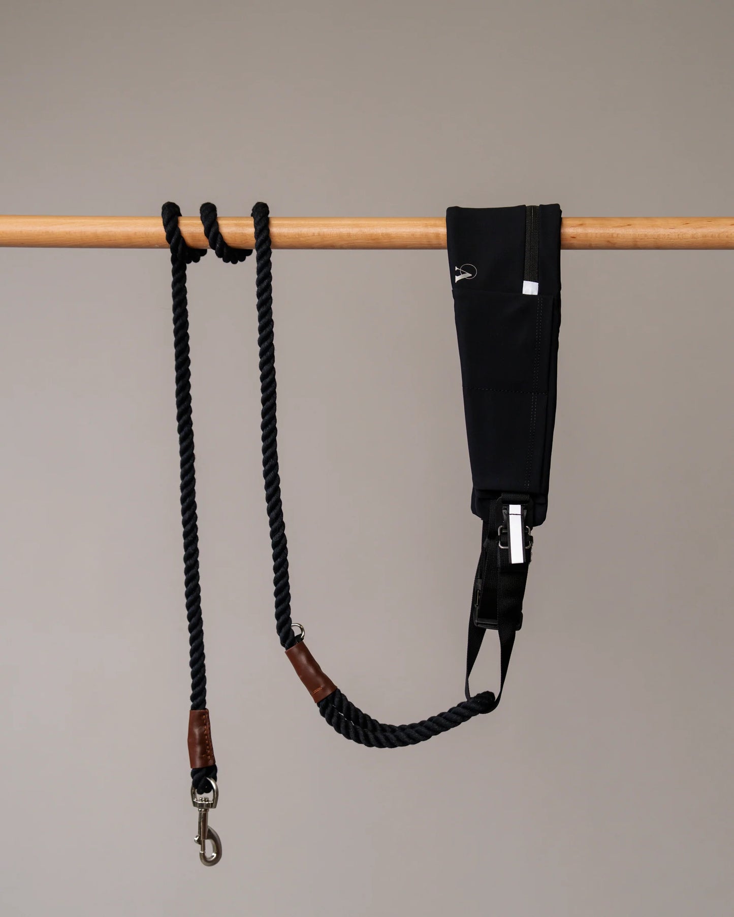 Walk any dog hands-free and under control